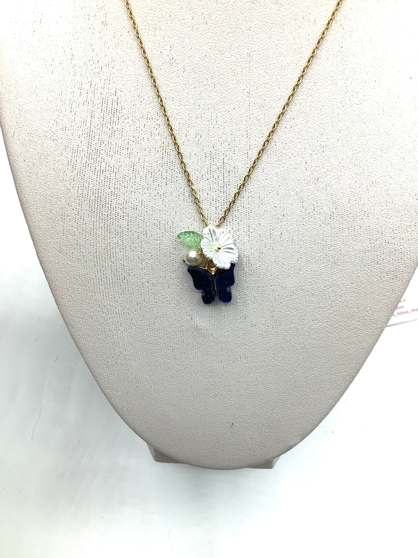 Collana con grappolo di charms